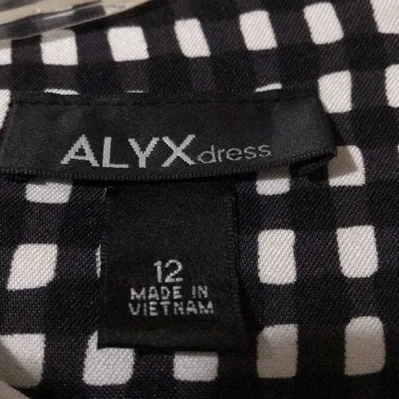 Dress With Rose Design - Picture 3 of 5